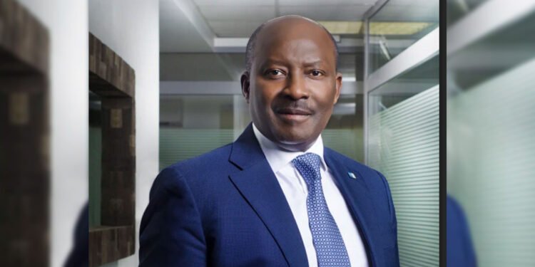 Henri-Claude Oyima, ministre de l'économie du Gabon