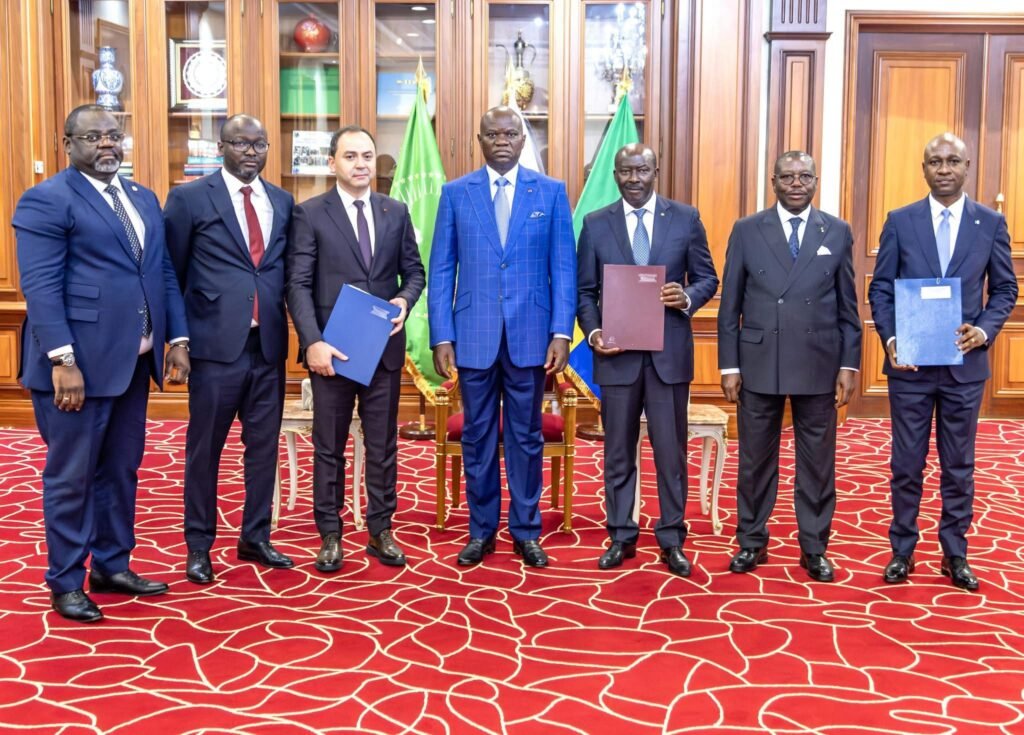 Le président du gabon Brice Clotaire Oligui Nguema, Monsieur Hassan DAKHLALLAH de PORTEO BTP Gabon et ses partenaires de BGFI Bank officialisent un partenariat stratégique pour lʼaménagement de la route Alembé – Lopé – Carrefour Leroy Mykouyi
