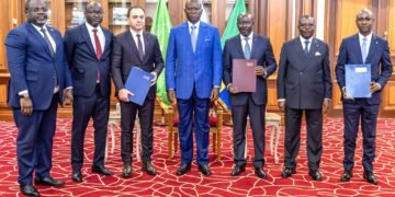 Le président du gabon Brice Clotaire Oligui Nguema, Monsieur Hassan DAKHLALLAH de PORTEO BTP Gabon et ses partenaires de BGFI Bank officialisent un partenariat stratégique pour lʼaménagement de la route Alembé – Lopé – Carrefour Leroy Mykouyi